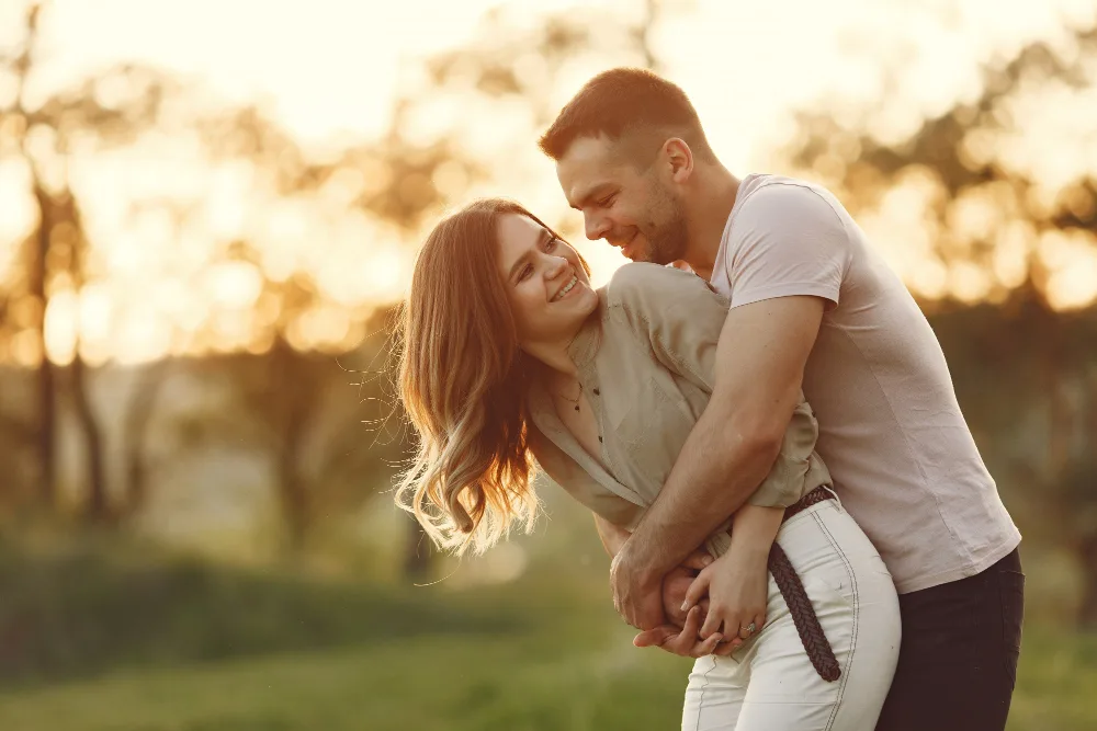 O que são os benefícios do sexo? 3 casal abracado
